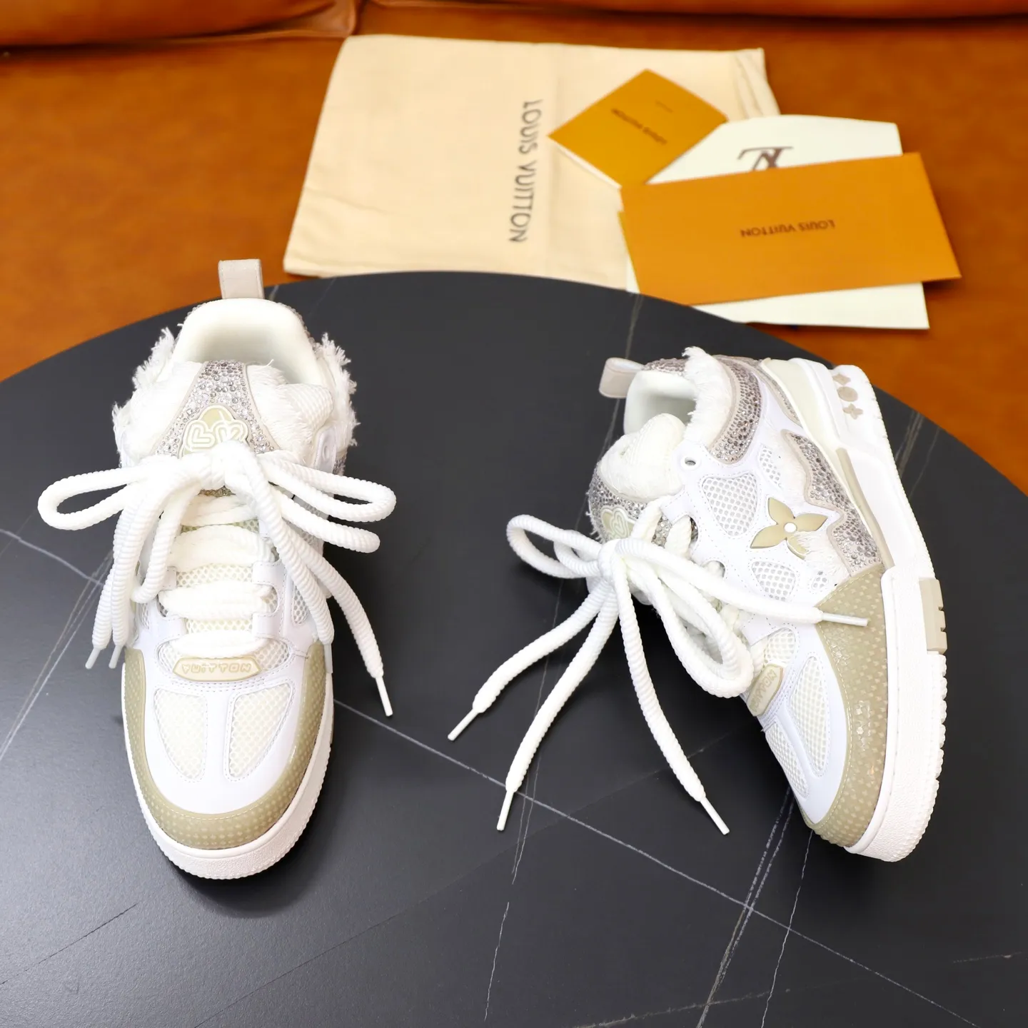 Ex-factory price: 860💰LV Couple👫Louis Vuitton TRAINER sneakers classic Louis Vuitton men's artistic director Virgil Abloh picked inspiration to create this LV Trainer sneaker. Yingze crystal inlays present a colorful effect. VS can be matched with two gorgeous effect colors. The LV letter logo badge on the tongue is gorgeous and noble. The LV letter is decorated on the side. The outsole is decorated with a Monogram flower pattern. It shows the trend of elegance and nobility! Men's and women's models: 35-46